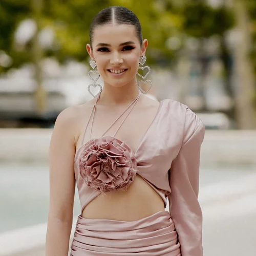 Είσαι καλεσμένη σε καλοκαιρινό γάμο και χρειάζεσαι νέο σύνολο ASAP; Βρήκαμε το ιδανικό στη Mango