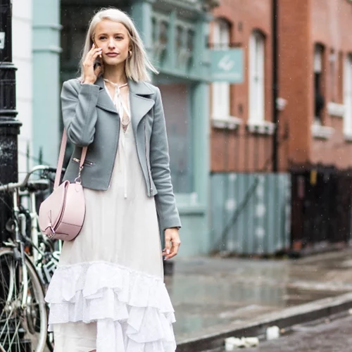 4 ερωτήσεις που πρέπει να κάνουμε στον εαυτό μας προτού αγοράσουμε ένα φόρεμα