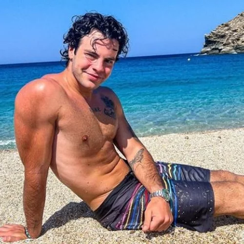 Άγγελος Λάτσιος | Χαλαρώνει ξαπλωμένος στο γρασίδι