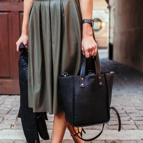 Σου βρήκαμε τις ιδανικές καλοκαιρινές τσάντες για το γραφείο στα Mango