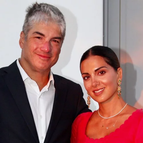 Η μητέρα της Σταματίνας Τσιμτσιλή στην Πάρο με την κόρη της και τα εγγόνια της