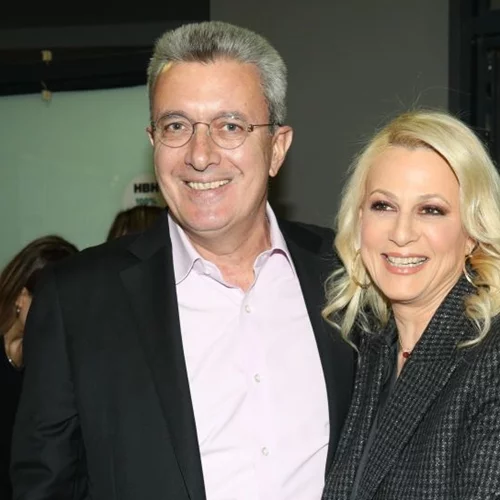 Nίκος Χατζηνικολάου & Κρίστη Τσολακάκη | Αγκαλιασμένοι σε θεατρική βραδιά