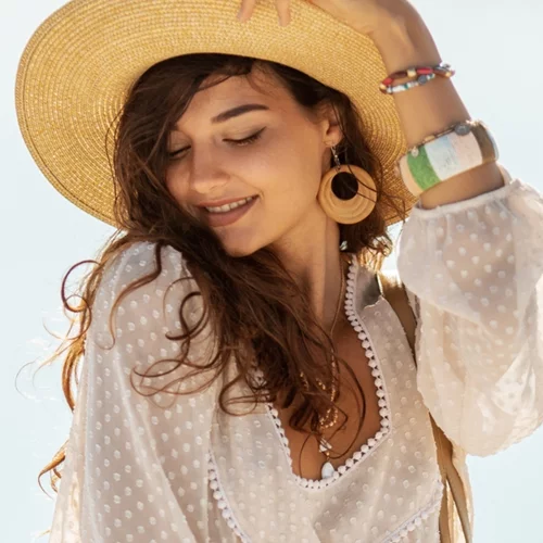 Καύσωνας | 5 outfits που θα σε κρατήσουν cool & chic