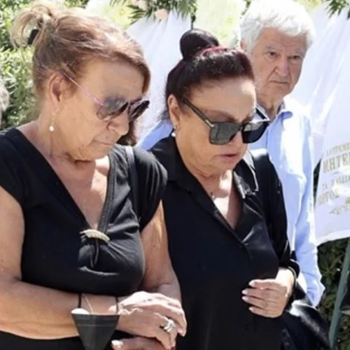 Υποβασταζόμενη η Μίρκα Παπακωνσταντίνου στην κηδεία του Δάνη Κατρανίδη