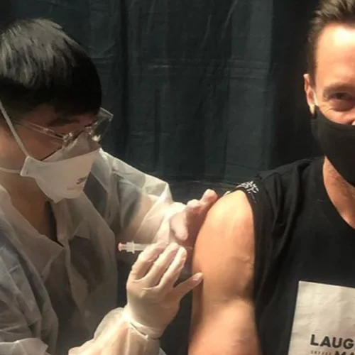 Ο Hugh Jackman λέει ότι ακόμη και ο Wolverine χρειάζεται εμβόλιο κατά του Covid-19