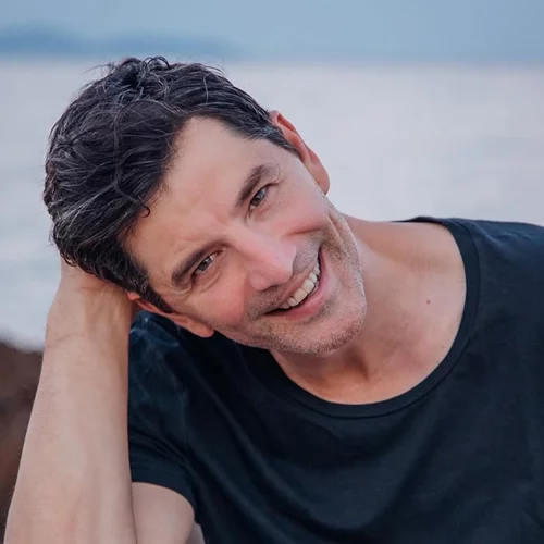 Ο Σάκης Ρουβάς μάς δείχνει την πιο ρομαντική του πλευρά με μια σπάνια ανάρτηση