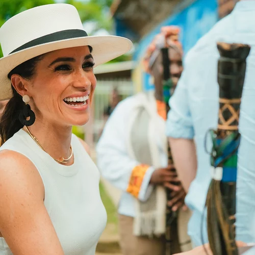 Η Meghan Markle casual κοντά στο σπίτι της - Το πανάκριβο μπρελόκ στα κλειδιά της