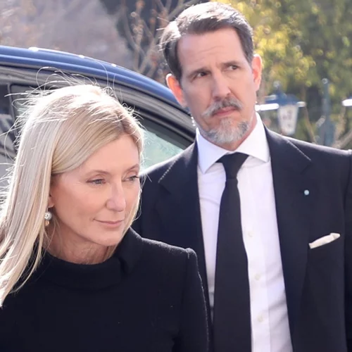 Βόλτα στο κέντρο της Αθήνας για τον Παύλο και τη Marie Chantal | Το κομψό outfit της