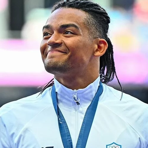 Ερωτευμένος ο Εμμανουήλ Καραλής | Αυτή είναι η κούκλα σύντροφός του