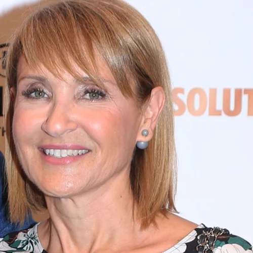 Η Μάρα Ζαχαρέα με πουκάμισο Ελληνίδας σχεδιάστριας που ταιριάζει τέλεια με τζιν παντελόνια