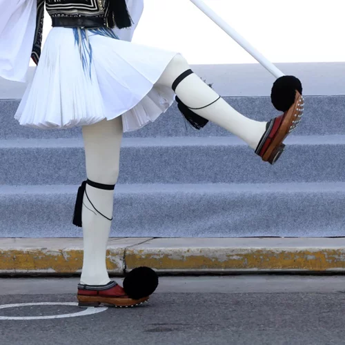 Στρατιωτική παρέλαση στο Σύνταγμα | Φάλαγγες και έφιπποι - F-16, Rafale και Voyager πετούν στον αττικό ουρανό