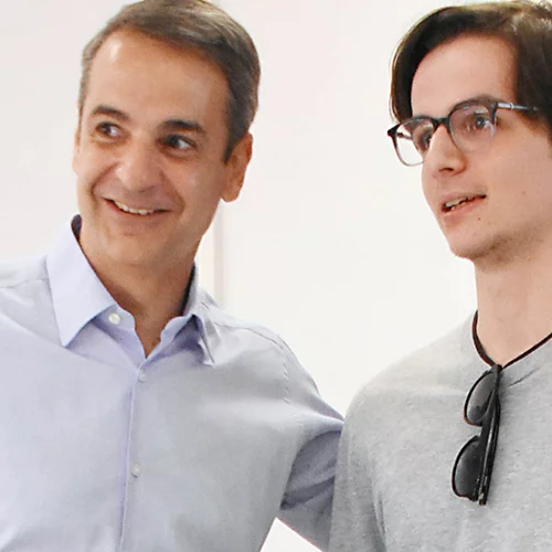 Κινηματογραφική έξοδος για τον Κυριάκο Μητσοτάκη: Με τον γιο του, Κωνσταντίνο, στον Τζέιμς Μποντ