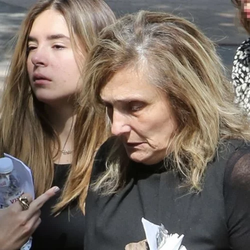 Συντετριμμένες η σύζυγος και η κόρη του Γιάννη Ιωαννίδη στο τελευταίο αντίο