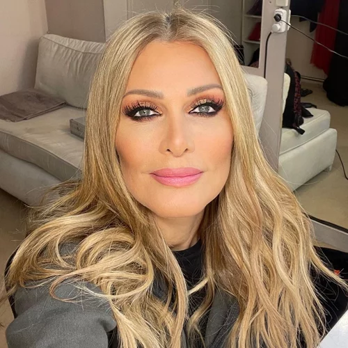 Νατάσα Θεοδωρίδου | Η ανανέωση στο χρώμα των μαλλιών της και το χτένισμα που την έκανε να λάμψει