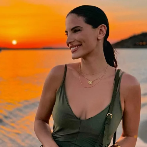 Η Χριστίνα Μπόμπα δημιούργησε το ιδανικό look για τις βόλτες στο νησί