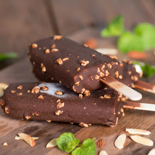 Ο γλυκός "πειρασμός" του καλοκαιριού μπορεί να είναι light | Το απόλυτο παγωτό ξυλάκι με γιαούρτι που δεν ήξερες ότι χρειάζεσαι