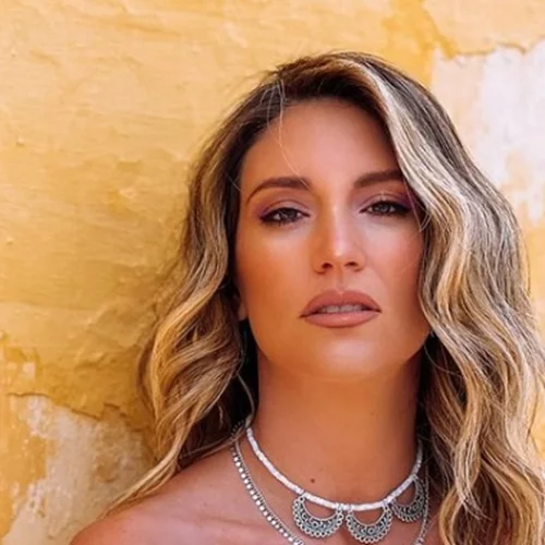 Αθηνά Οικονομάκου | Έκανε το τέλειο χτένισμα για την παραλία