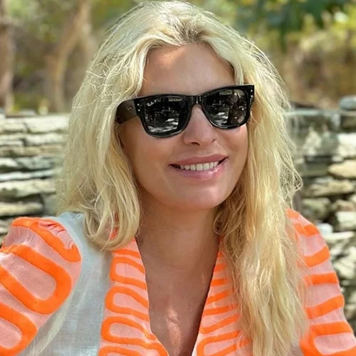 Ελένη Μενεγάκη | Το styling combo με ένα τζιν παντελόνι που θέλουμε να αντιγράψουμε τον Σεπτέμβριο