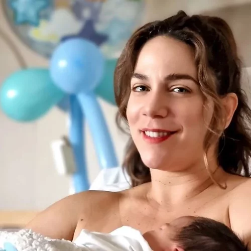 Κατερίνα Στικούδη | Οι πρώτες φωτογραφίες με τον νεογέννητο γιο της - "Μοιάζεις με τον μπαμπά μου"