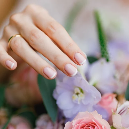 Παντρεύεσαι; Τα μανικιούρ που θα σε αναδείξουν στην πιο όμορφη νύφη της άνοιξης σύμφωνα με τους pros