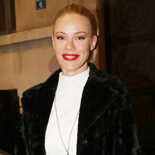 Η μελαχρινή Ζέτα Μακρυπούλια ποζάρει με μαγιό σε ηλικία 17 ετών