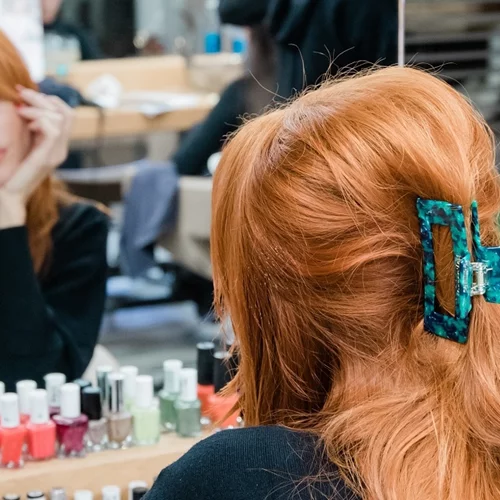 Αυτά είναι τα αξεσουάρ μαλλιών που φορούν τώρα όλες οι Ελληνίδες influencers