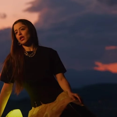 Zari | Αναλύουμε το styling της Μαρίνας Σάττι που σχολιάζει όλο το ίντερνετ