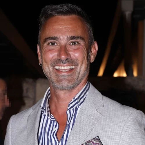 Γιώργος Καπουτζίδης | Στόλισε το χριστουγεννιάτικο δέντρο στο σπίτι του στην Αίγινα