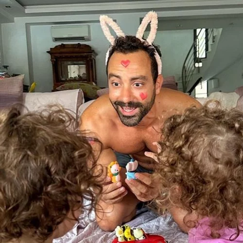 Σάκης Τανιμανίδης | Απαθανατίζει το τέλειο ξύπνημα με τις κόρες του