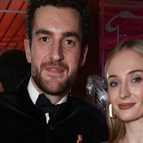 Το τεράστιο διαμαντένιο δαχτυλίδι της Sophie Turner πυροδοτεί φήμες για αρραβώνα με τον Peregrine Pearson