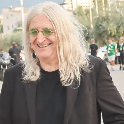 Στα μουσικά βήματα του μπαμπά του ο Φαίδονας Καρβέλας | Τo viral video με τον Νίκο Καρβέλα στο πιάνο