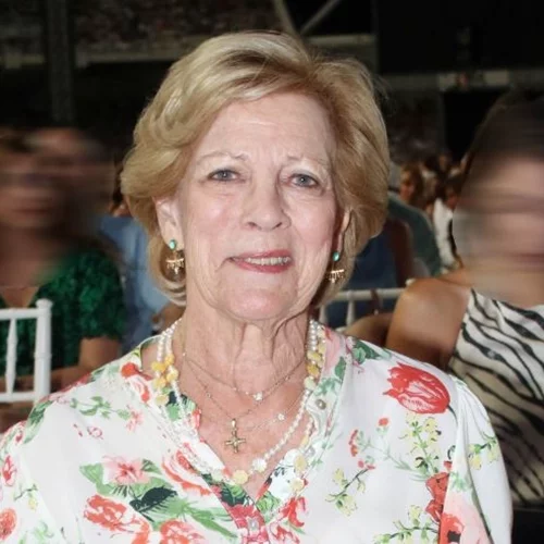 Σπάνιο κλικ της Άννας Μαρίας | Με floral headpiece στα μαλλιά και παραδοσιακή στολή