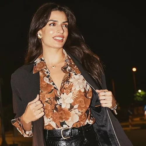 Η Τόνια Σωτηροπούλου με κόκκινο πουκάμισο και mini δερμάτινη φούστα σε ένα ιδανικό look για date night