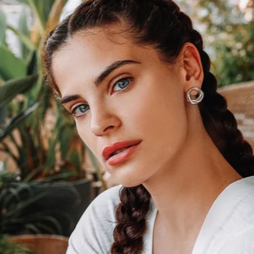 Χριστίνα Μπόμπα | Με ροζ μίνι σορτσάκι και casual look σε πρόσφατη έξοδό της