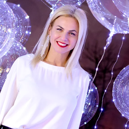 Πώς μπορεί ένα φουλάρι να αναδείξει τη σιλουέτα σου; Η Χριστίνα Κοντοβά δημιούργησε το πιο κομψό look