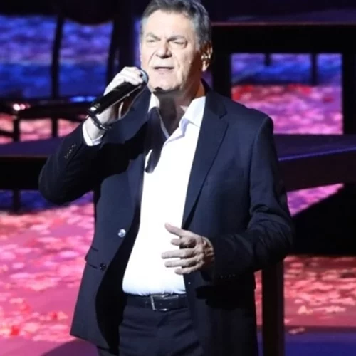 Ο Άγγελος Διονυσίου έκανε πρεμιέρα στο "Παλλάς" με την κούκλα κόρη του στο πλευρό του!