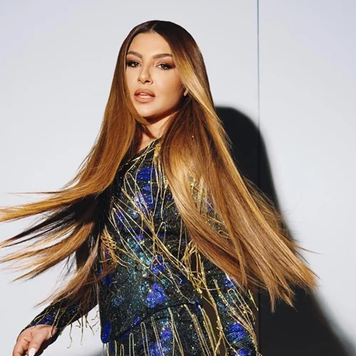 Η Έλενα Παπαρίζου με χρυσό custom-made φόρεμα στη σκηνή των βραβείων Mad VMA 2024