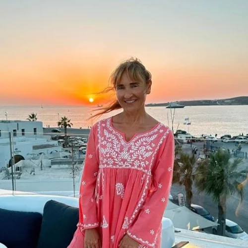 Δροσερές βουτιές στη θάλασσα για τη Μάρα Ζαχαρέα | Το πεντικιούρ της είναι τάση