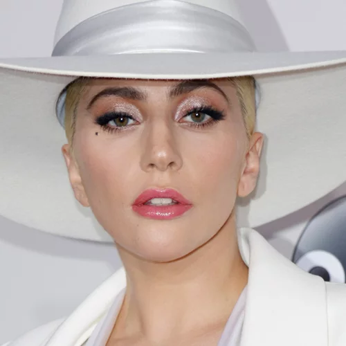 Lady Gaga | Η εμφάνισή της με το κομψό παλτό που κάθε γυναίκα πρέπει να έχει