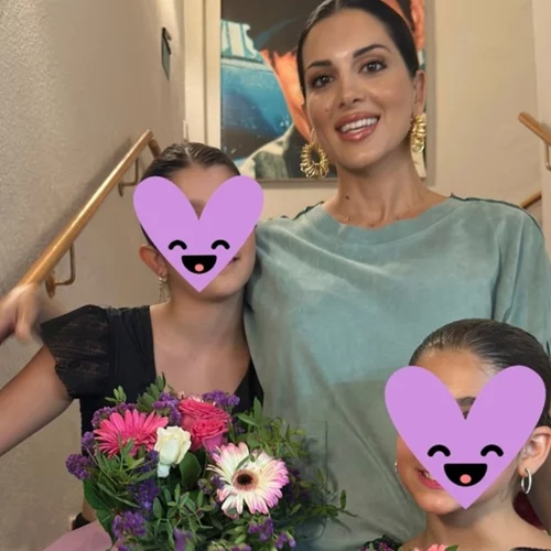 Η Σταματίνα Τσιμτσιλή είναι μία περήφανη μαμά | Παρακολούθησε τις κόρες της σε χορευτική παράσταση