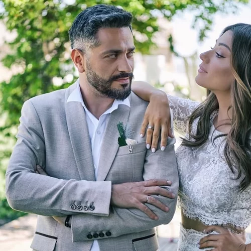 Στον γάμο της Βάσως Λασκαράκη και του Λευτέρη Σουλτάτου | Η λευκή τριώροφη τούρτα του ονείρου που επέλεξαν