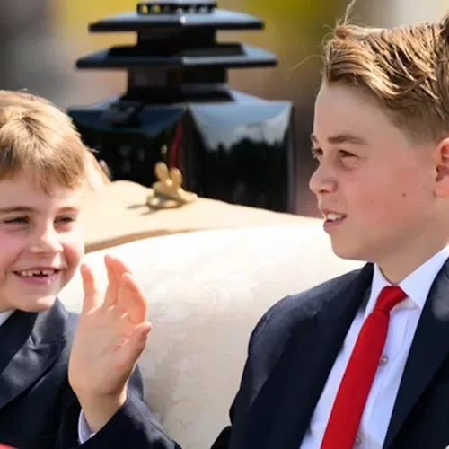 Η χειρονομία του πρίγκιπα George στον πρίγκιπα Louis στο μπαλκόνι του παλατιού γίνεται viral