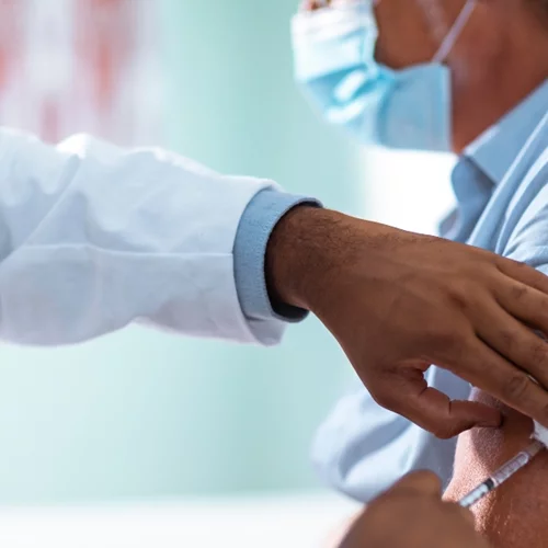 Πέτσας για υποχρεωτικό εμβολιασμό | "Όπου χρειάζεται να γίνει νομοθετική παρέμβαση, θα γίνει"