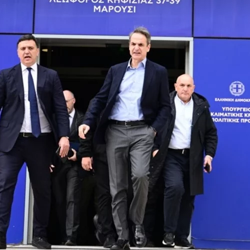 Σε στενωπό μεταξύ σεισμών και Τεμπών η κυβέρνηση | Επίσκεψη Μητσοτάκη στη Σαντορίνη, "παγώνει" ο ανασχηματισμός