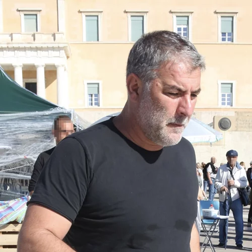 Βασίλης Μπισμπίκης | Στην Ευελπίδων για τη δίκη του - Ο μάρτυρας "κλειδί"