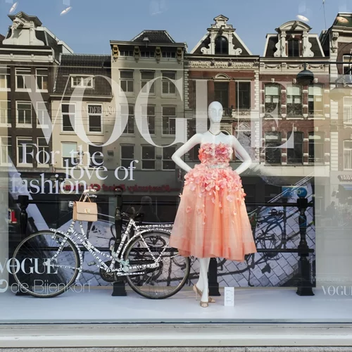 Έκθεση στο Λονδίνο εξερευνά την ιστορία της επίδειξης μόδας μέσα από τα αρχεία της Vogue