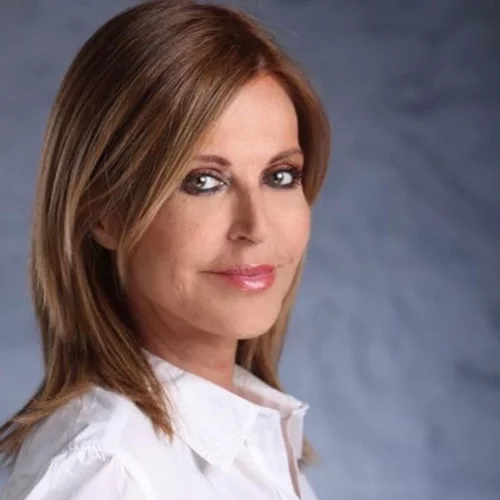 Η αποκαλυπτική εμφάνιση της Αλεξάνδρας Παλαιολόγου | Στον καναπέ του σαλονιού της χωρίς τα ρούχα της