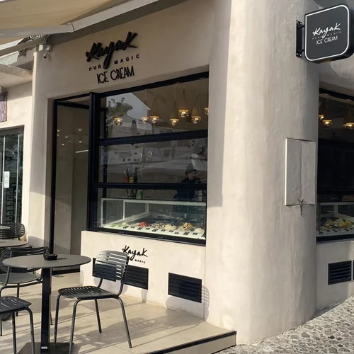 Ξέρουμε πού θα φας παγωτό στις διακοπές σου στη Σαντορίνη