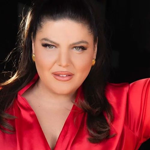 Η Δανάη Μπάρκα με το τζιν φόρεμα από τη Marks&Spencer που είναι τέλειο για την άνοιξη