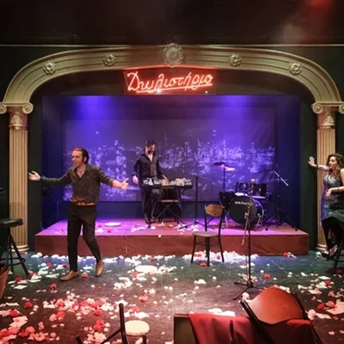 Οι αγαπημένες θεατρικές παραστάσεις που επιστρέφουν σε νέους χώρους